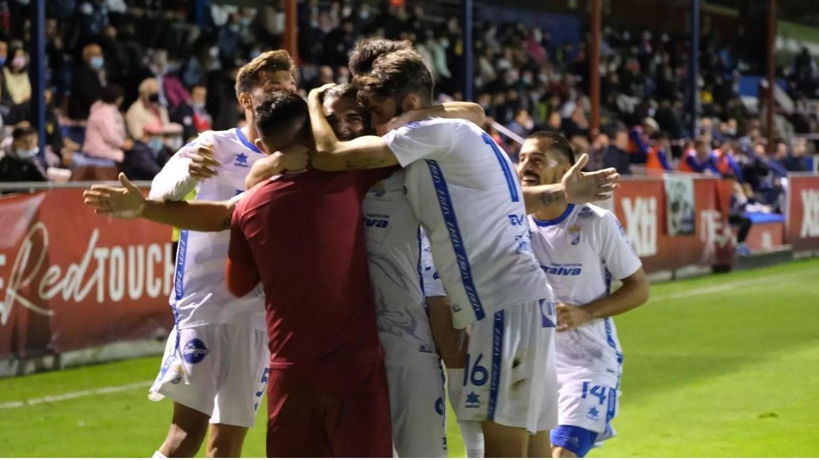 El delanteroo Rubén Jurado es felicitado por sus compañeros tras anotar el 0-1 al filo del descanso en La Constitución.