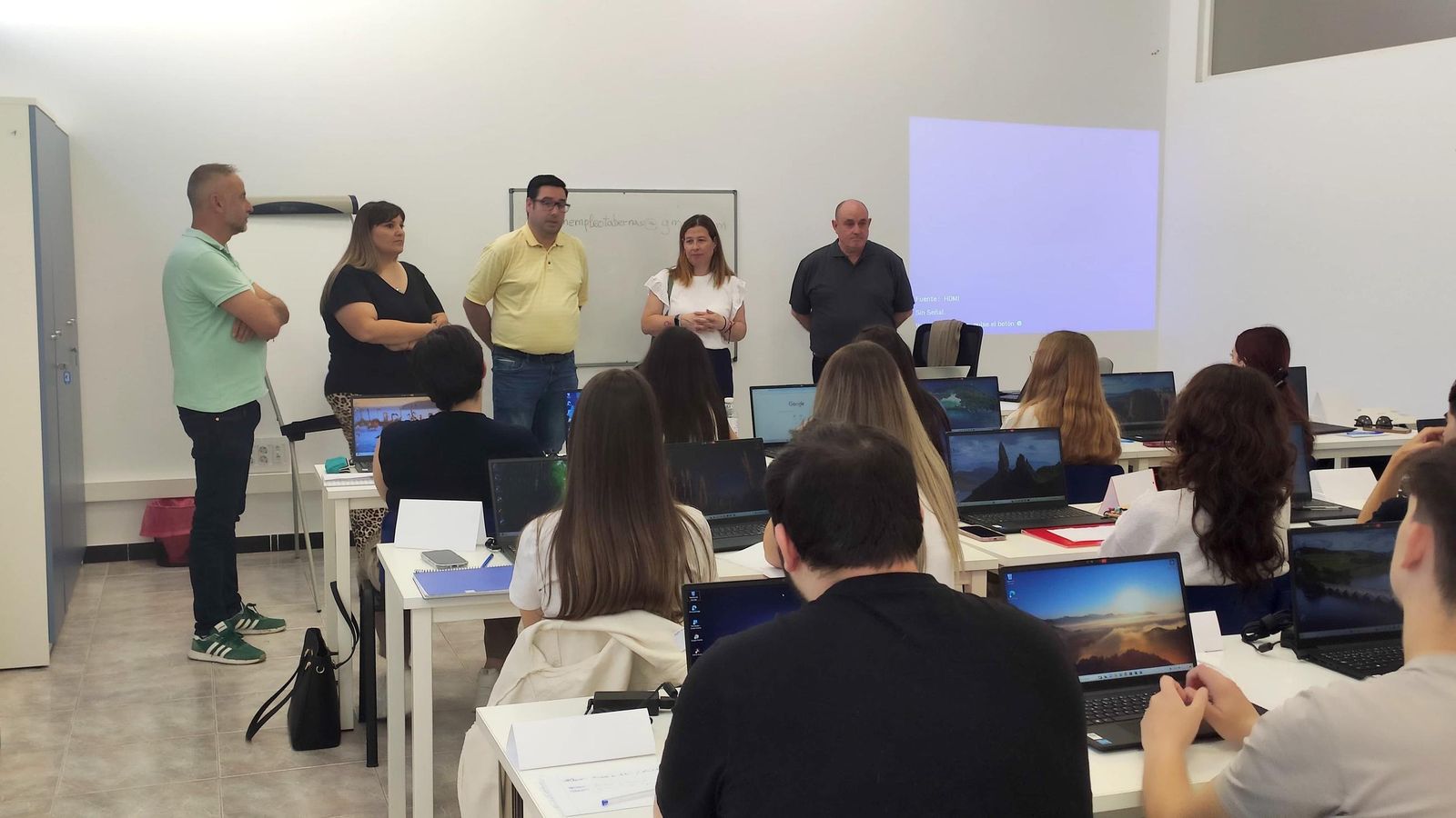 El alcalde José Díaz recibe a los alumnos de los programas de formación.