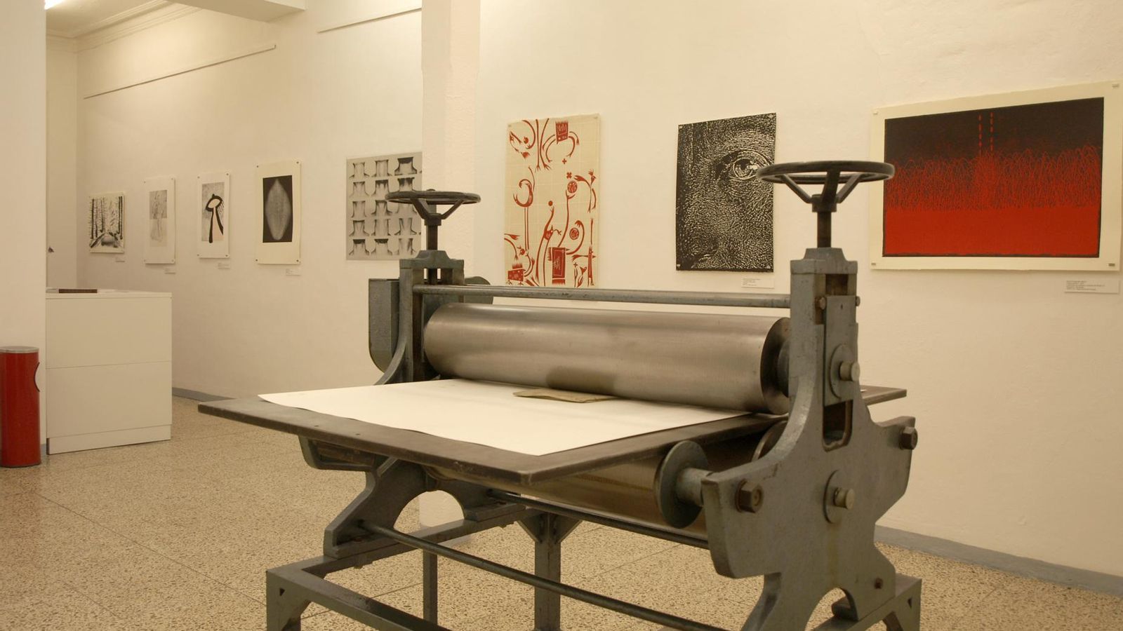 Los talleres de Paco Aguilar fomentan el arte del grabado.