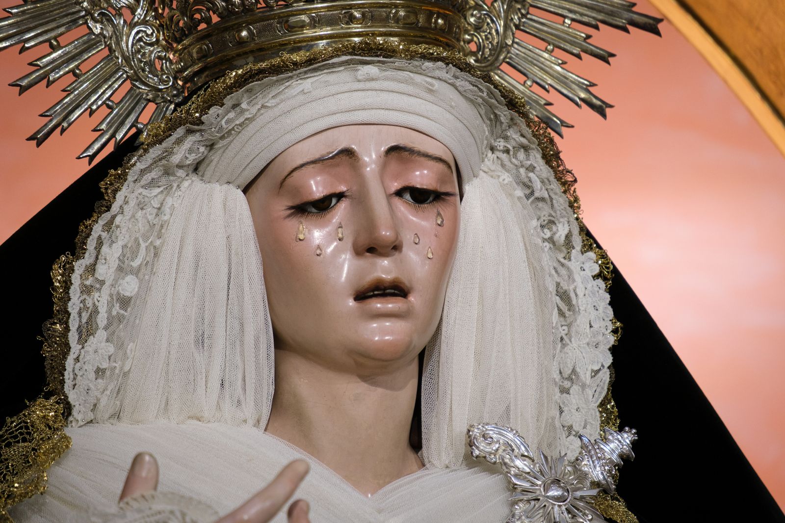Las imágenes de la Virgen de la Estrella vestida de luto