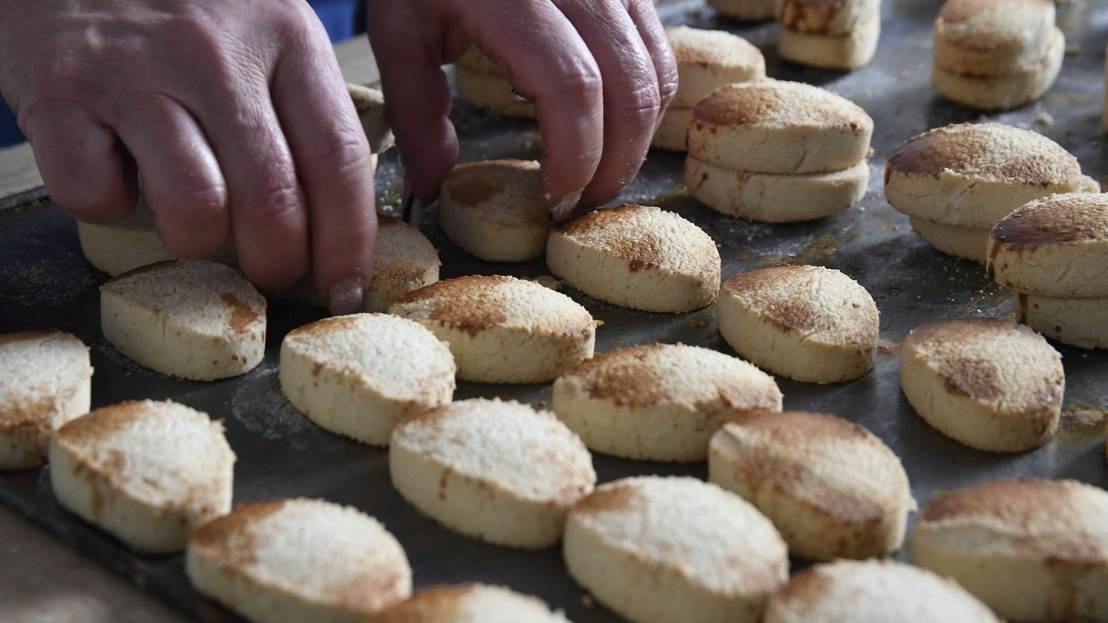 Una trabaja deposita con cuidado mantecados en la fábrica de Camps.