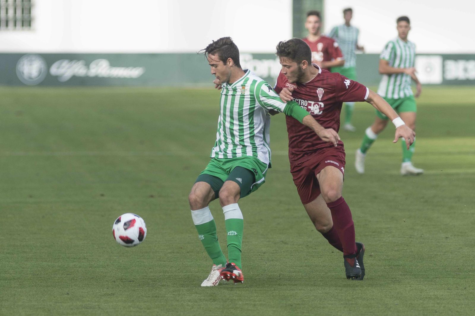 El bético Nieto protege la pelota en el partido de la primera vuelta ante el Córdoba B.
