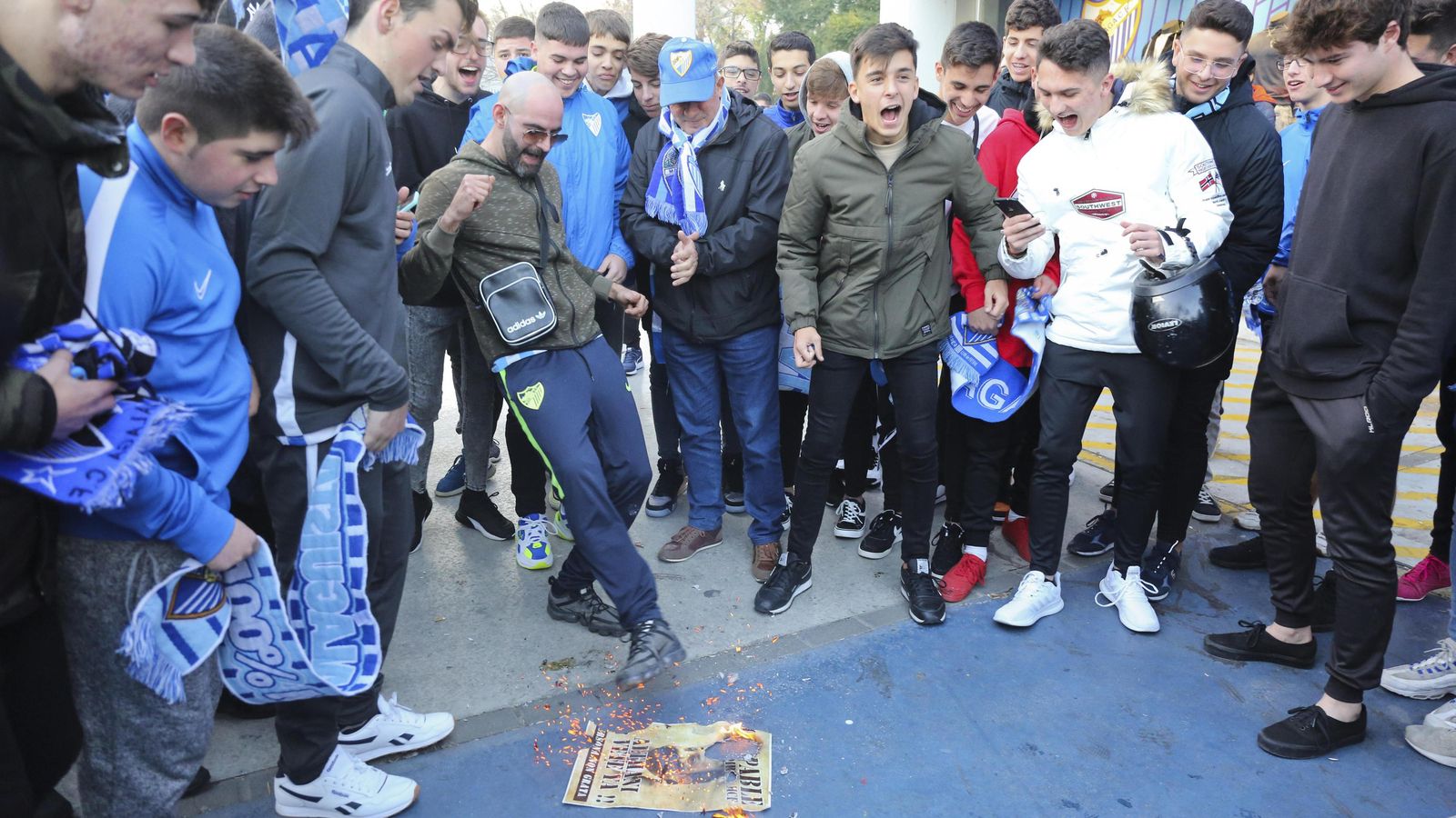 La afición quema fotos de Al-Thani.