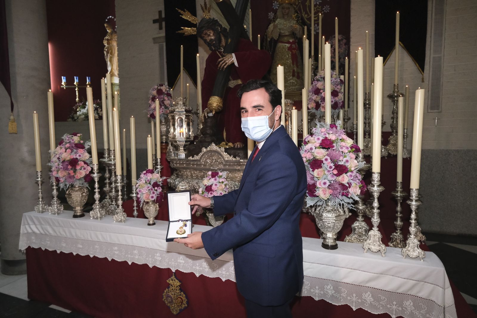 El edil entregó su medalla de concejal a ambos titulares.