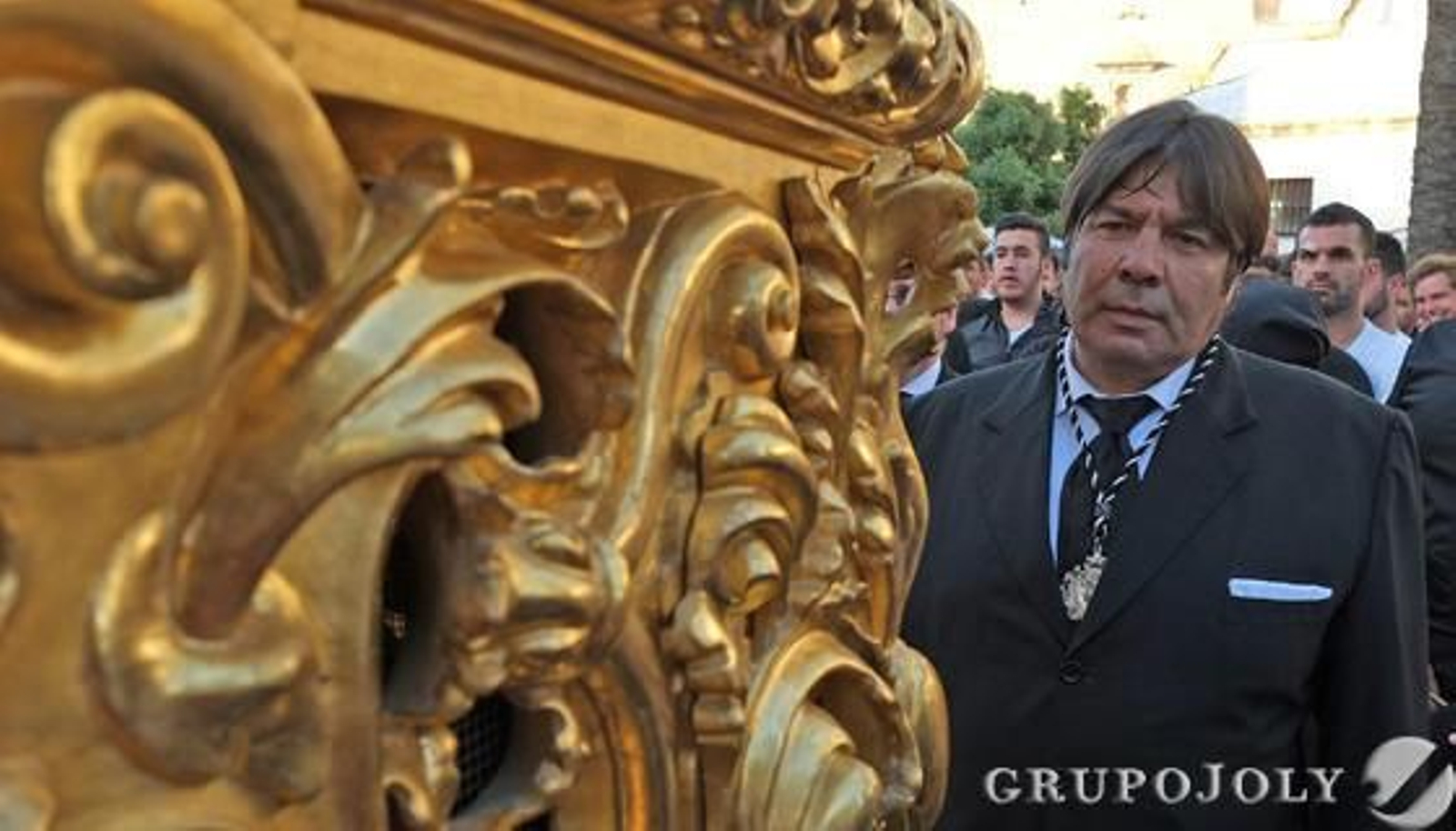 Un asistente del capataz del misterio de la Oración en el Huerto observa el caminar del paso durante los primeros metros tras salir desde Santo Domingo.

Foto: Manu Garcia