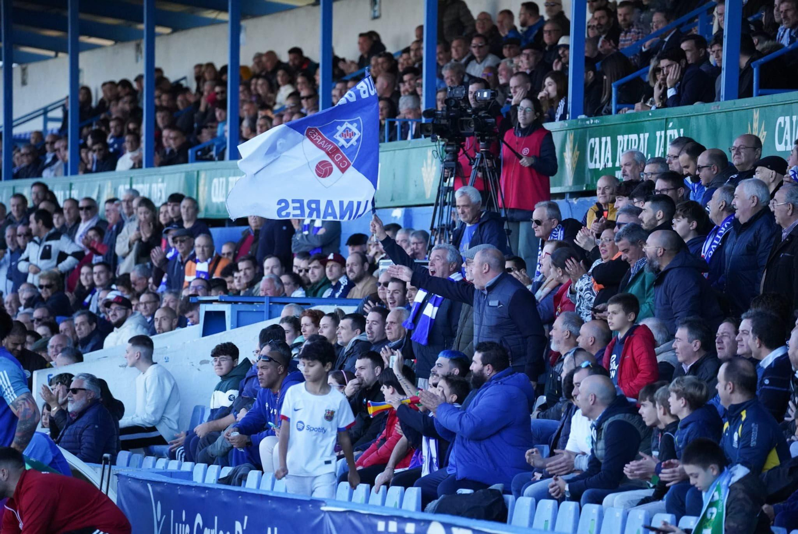 La afición azulilla, en la tribuna de Linarejos.