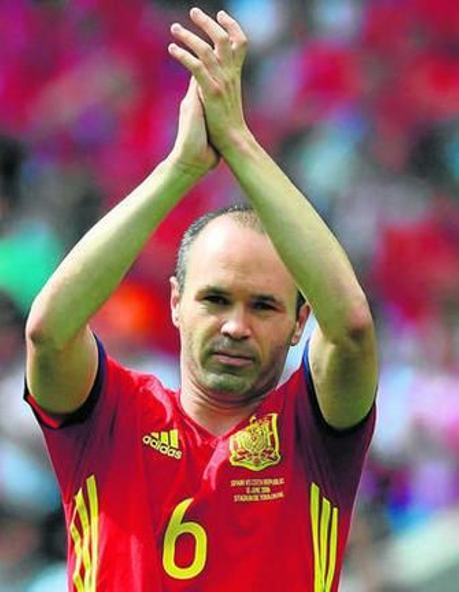 Iniesta corresponde con palmas al público español en el debut de la selección ante la República Checa.
