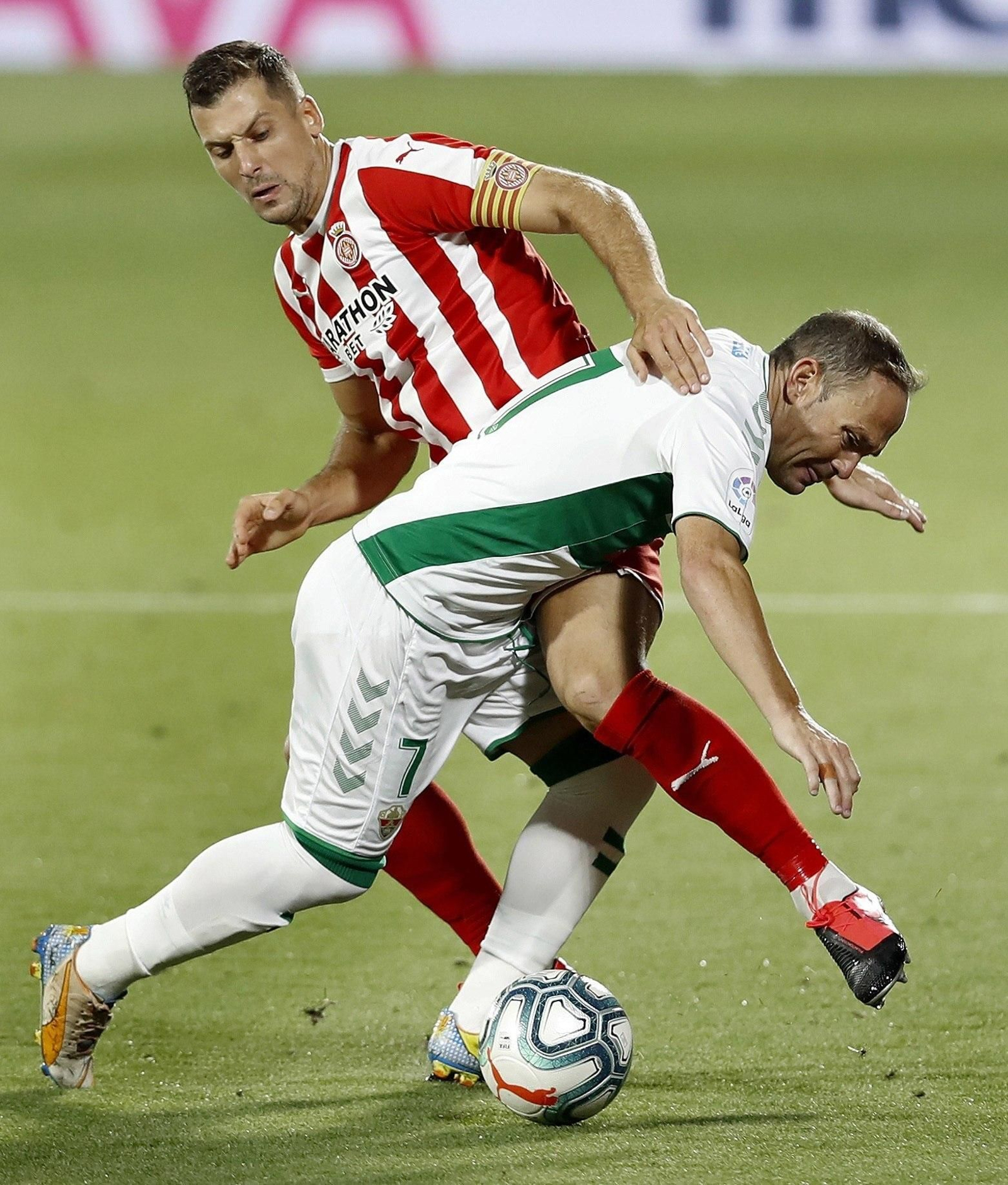 El veratense pugna por el balón.