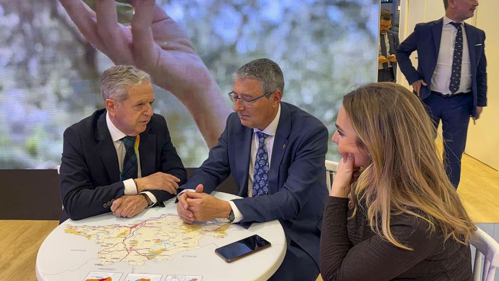 Salvador Fuentes y Narci Ruiz, junto al presidente de la Diputación de Málaga, Francisco Salado.