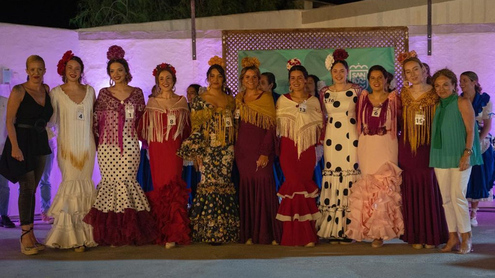Las 9 jóvenes elegidas para ser salineras de la Feria del Carmen, acompañadas de las concejalas Mar Suárez y Carmen Toledo.