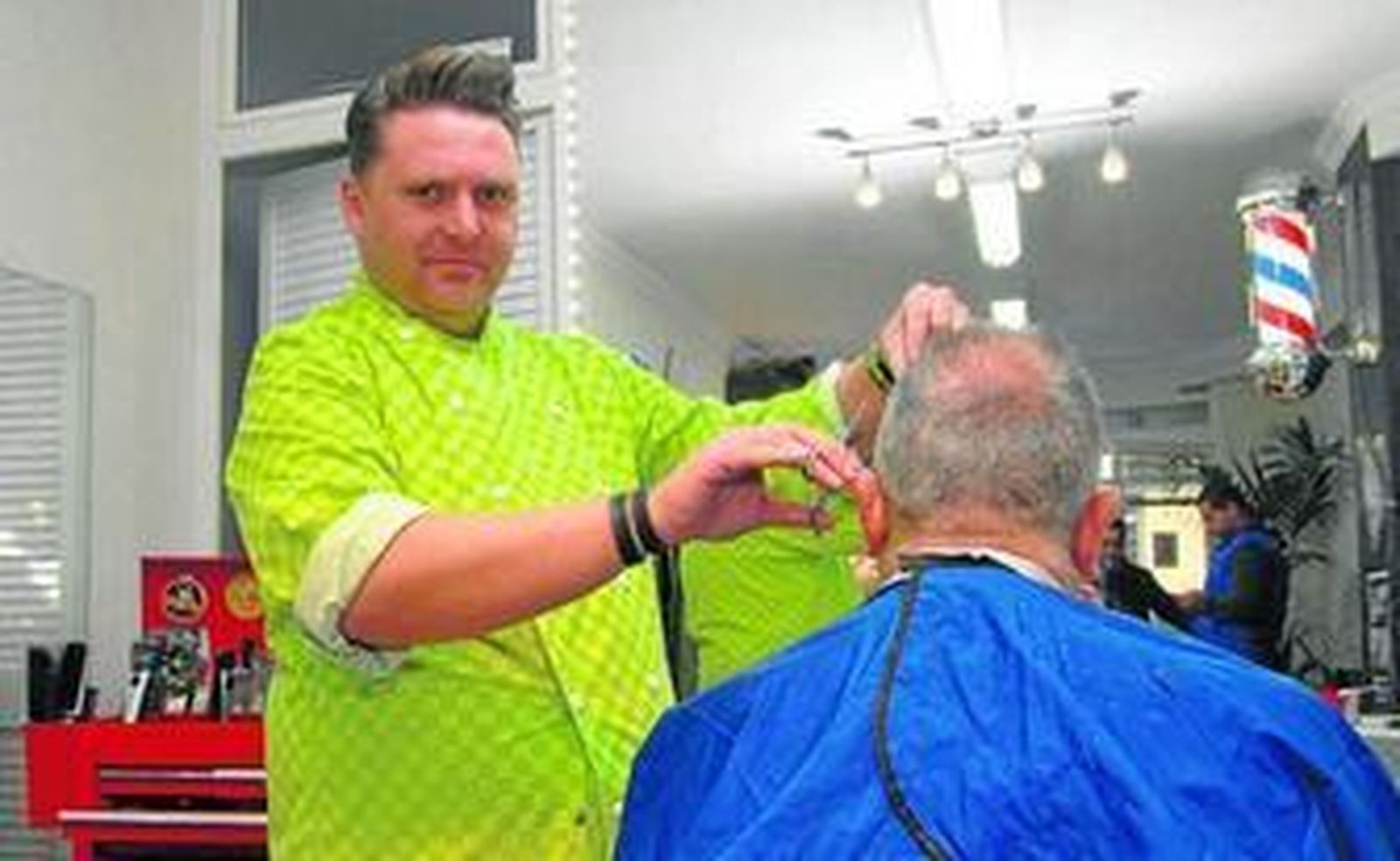 El barbero David Núñez Muñoz, ayer, en plena faena.