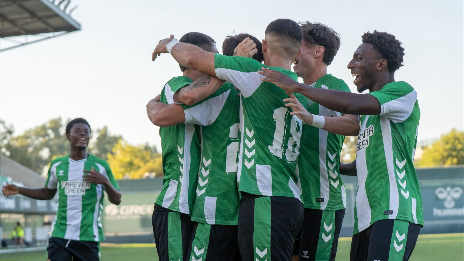 El Betis Deportivo festeja un gol en casa.