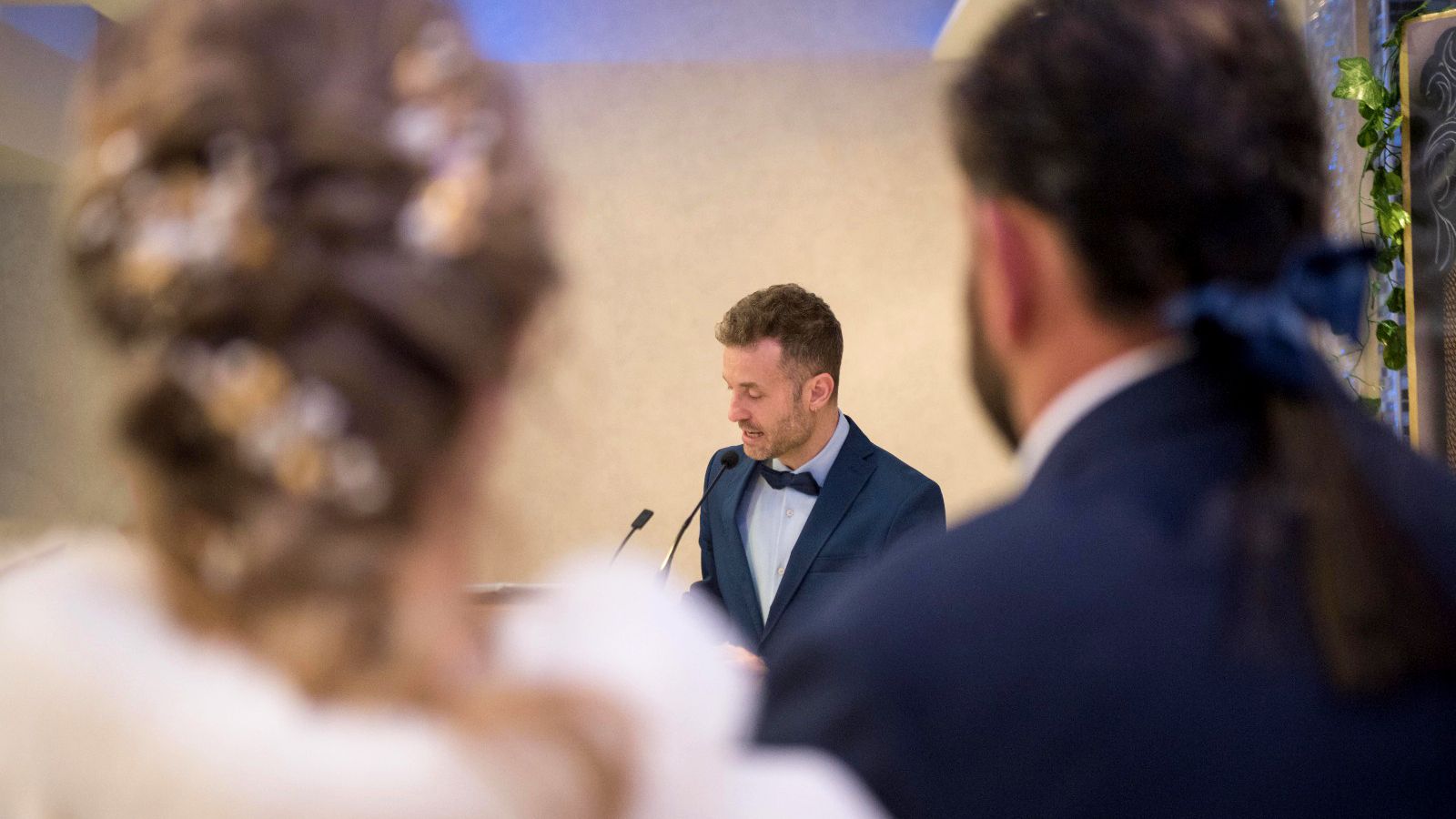 Raúl Muñoz durante la celebración de una boda temática basada en la historia de La Bella y la Bestia.