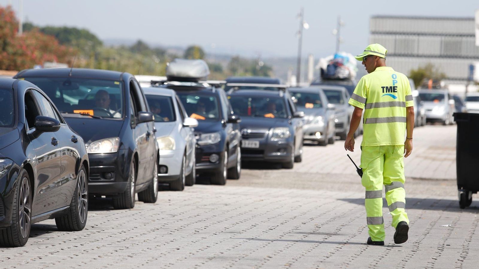 Un controlador regula el flujo de vehículos hacia una de las parcelas del Puerto de Algeciras.