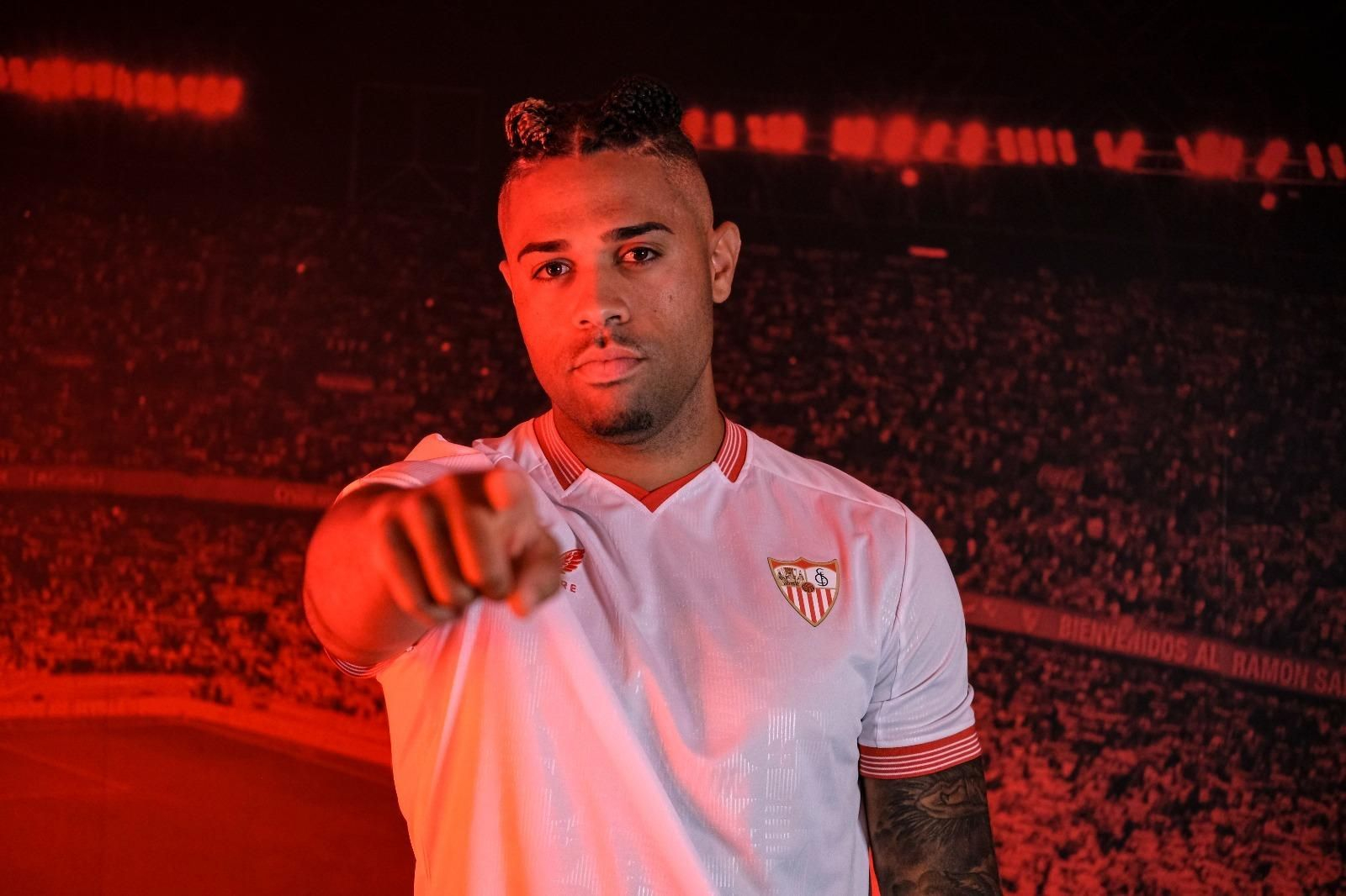 Foto de promoción del Sevilla como presentación de Mariano.