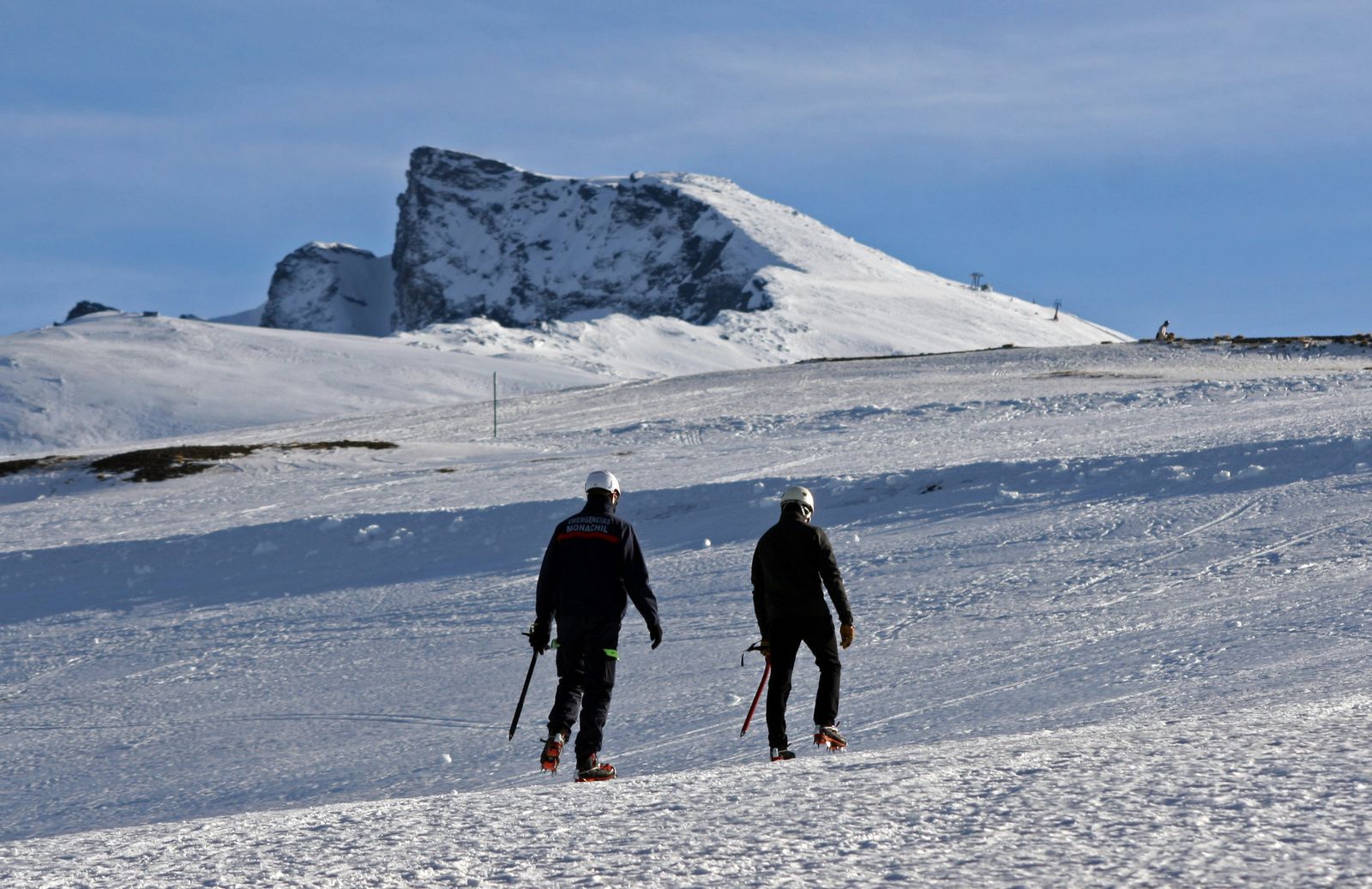 Dos montañeros caminan cerca del Pico Veleta