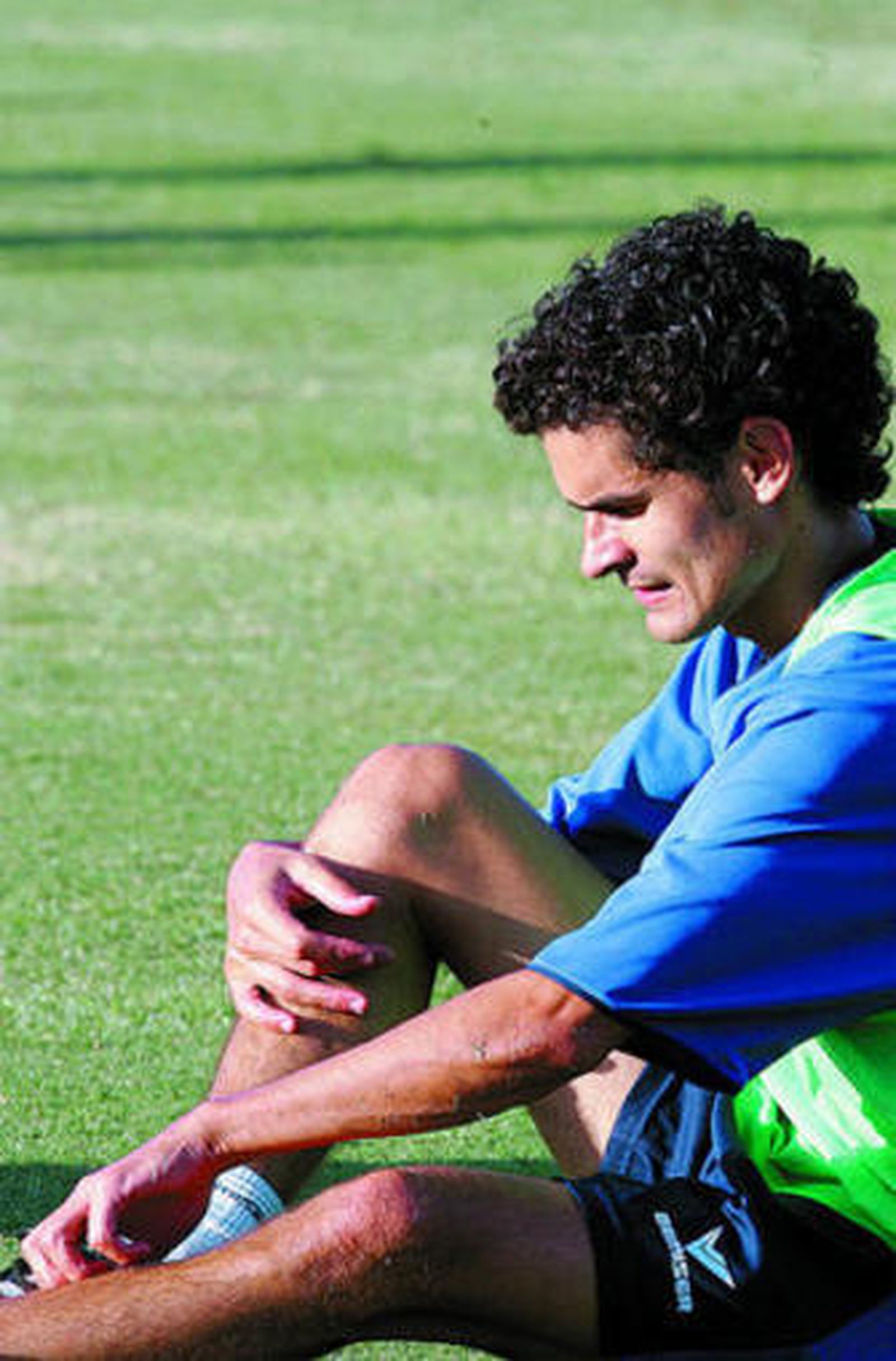 Luis Castillo se lleva la mano al empeine.