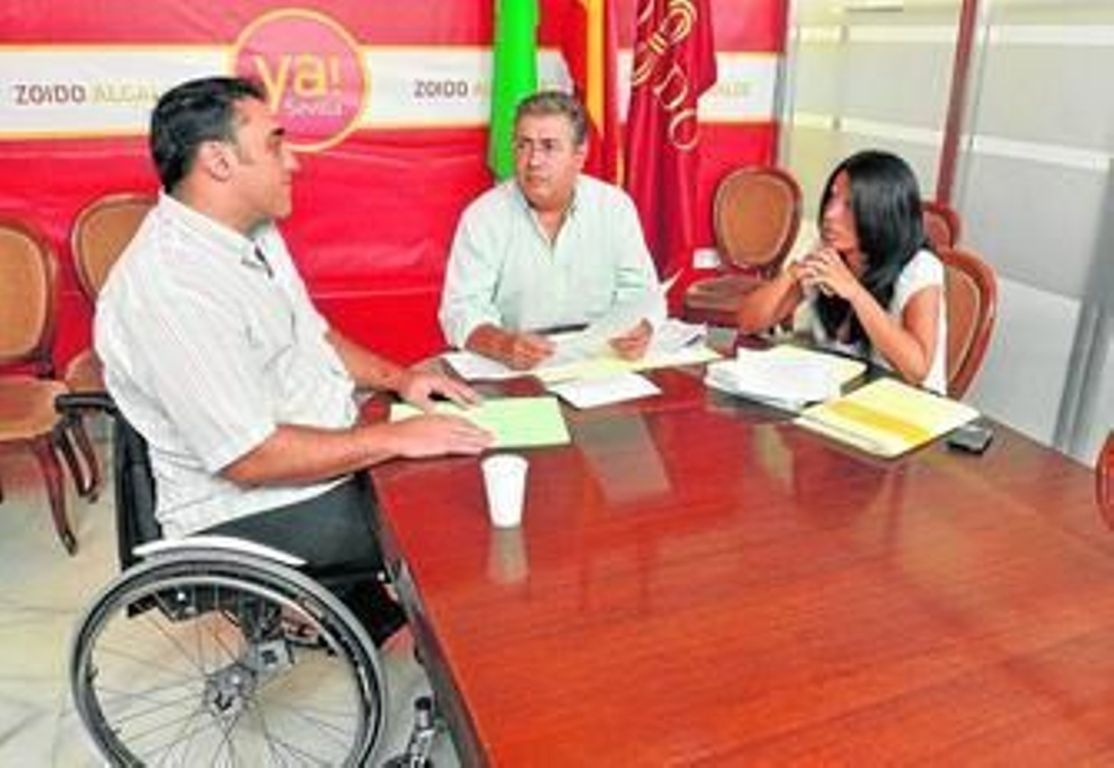 Juan Ignacio Zoido se reunió ayer con el presidente de la Federación de discapacitados, Juan García.