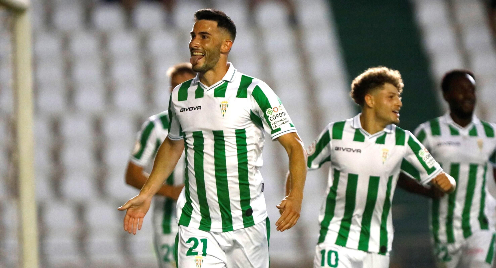 Carlos Albarrán celebra su primer gol con el Córdoba CF.