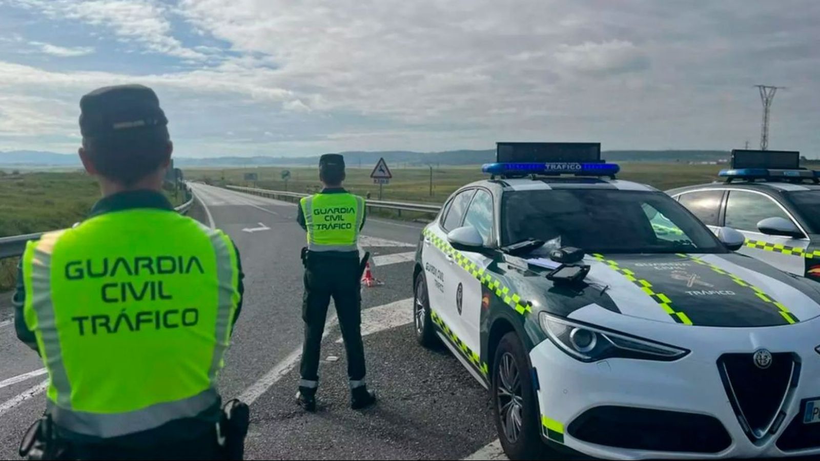 Imagen de archivo de dos agentes de la Guardia Civil de Tráfico.