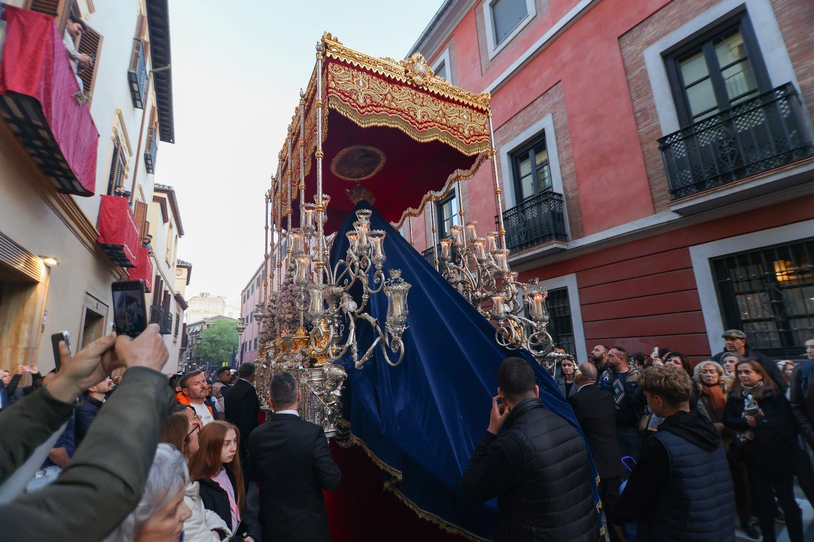 Así vivió Granada la salida de la Hermandad del Nazareno 2025