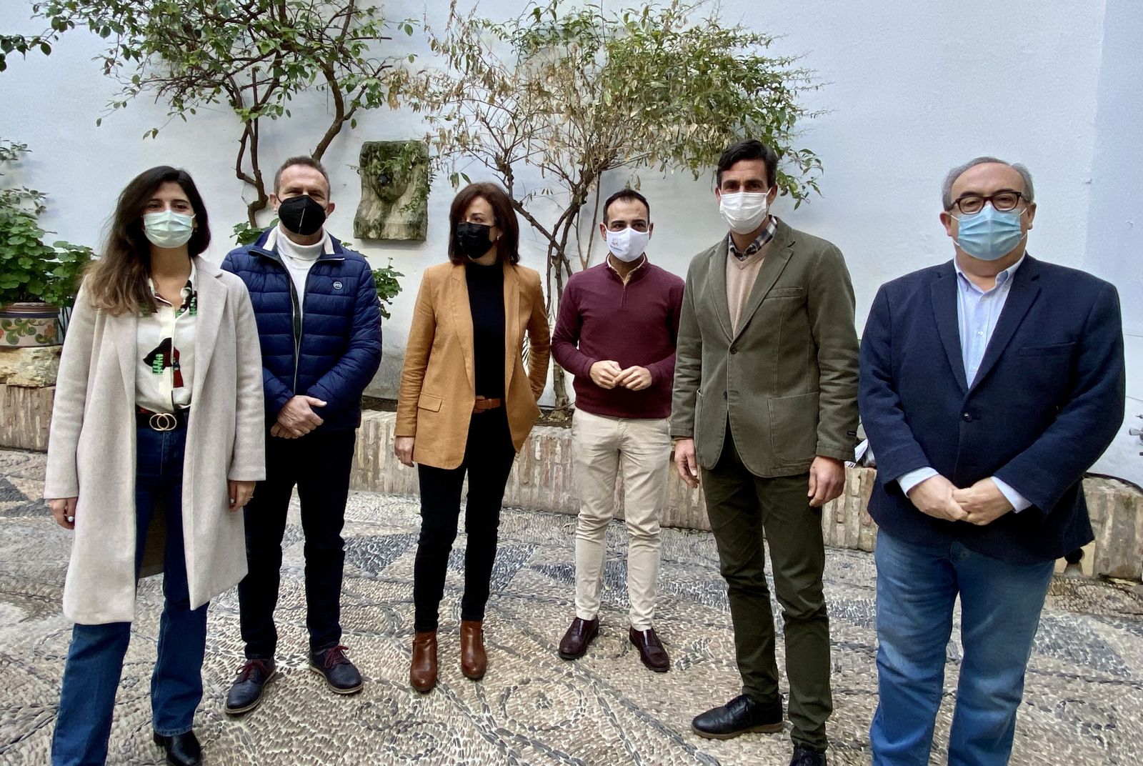 María Luisa Ceballos, con los diputados provinciales del PP de Córdoba.