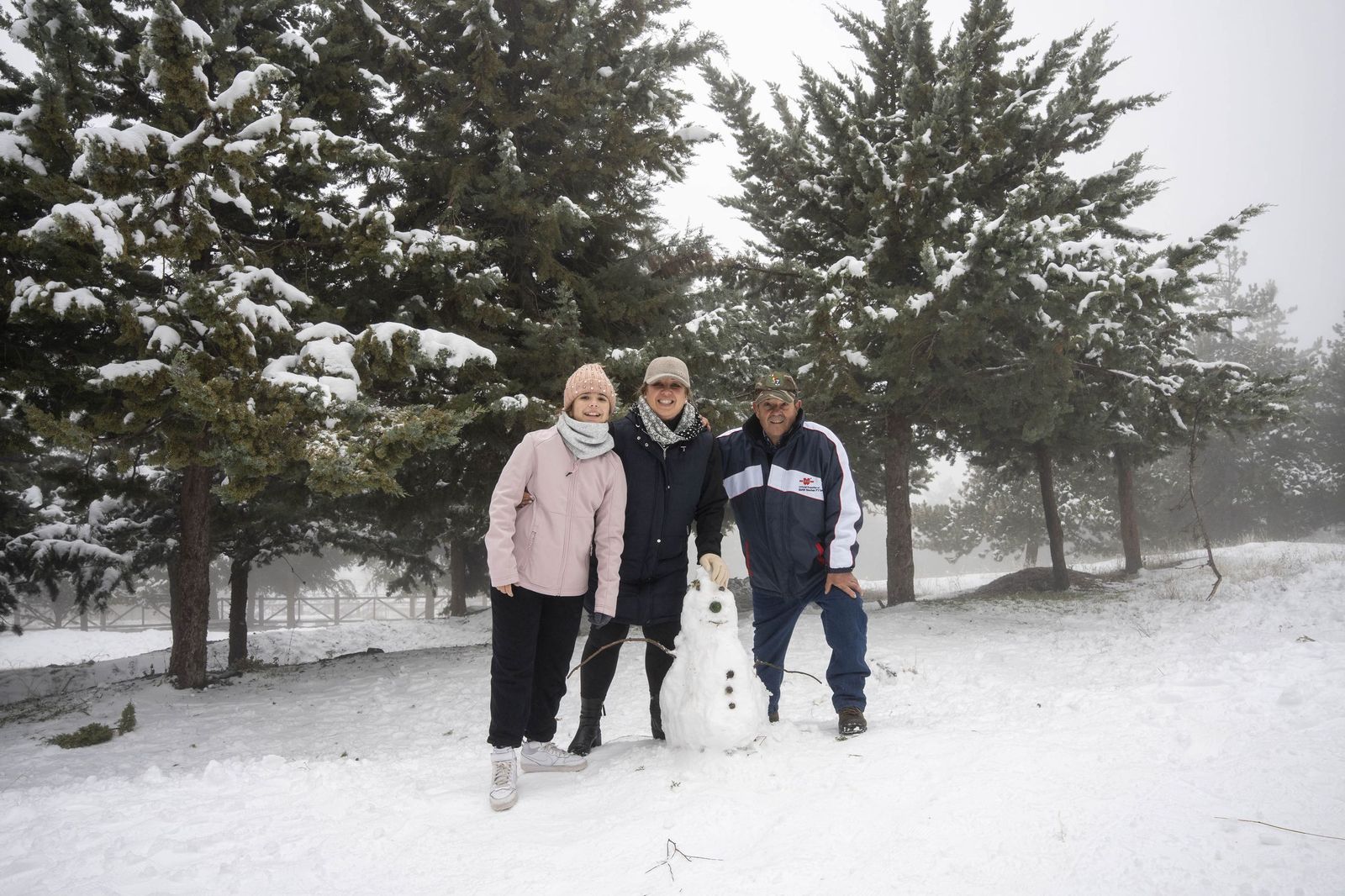 Las imágenes de la nieve y los juegos en familia en Calar Alto