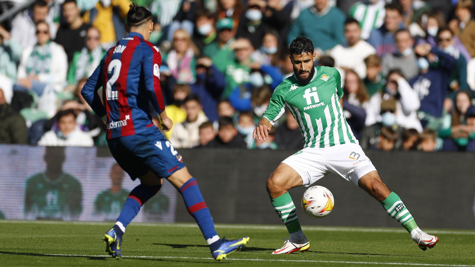 Fekir para el balón para intentar eludir la defensa de Son.