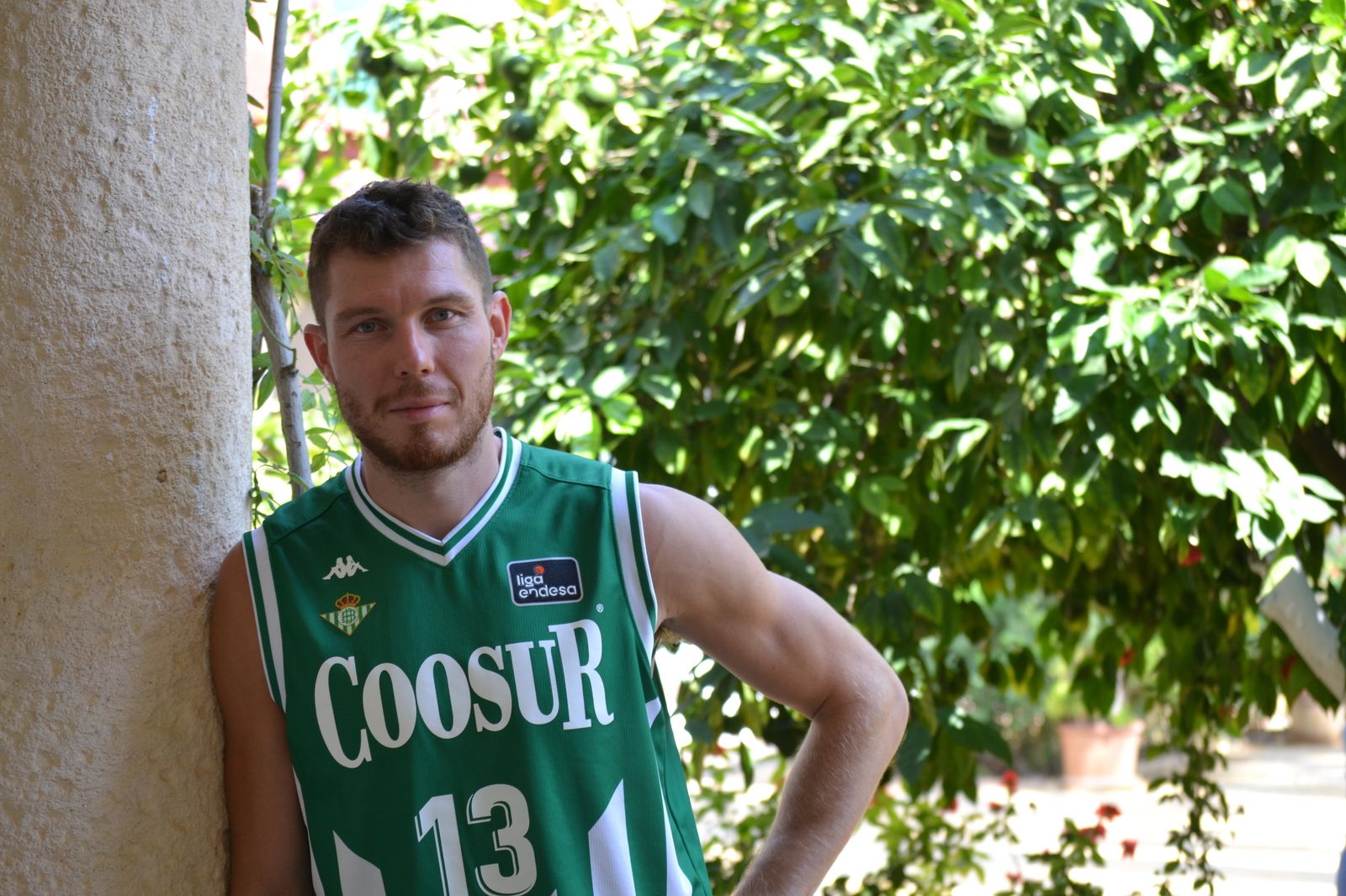 Dairis Bertans posa en la Hacienda Guzmán, durante la visita del equipo a la casa del patrocinador.