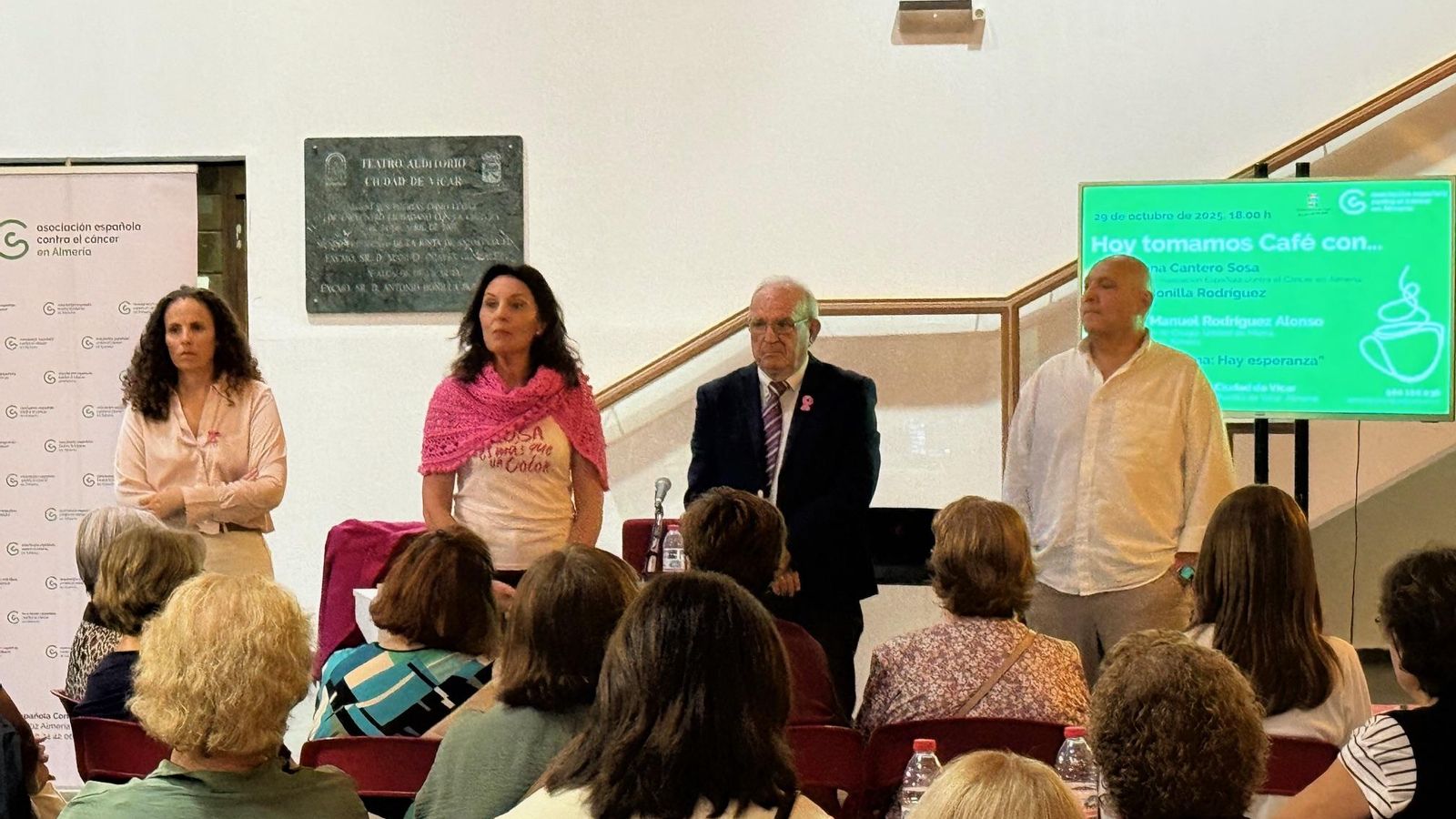 El alcalde vicario, Antonio Bonilla, acompañó al doctor Juan Manuel Rodríguez y la presidenta de la AECC, Magdalena Cantero.