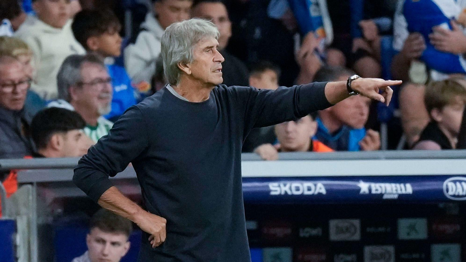 Pellegrini da instrucciones a sus jugadores durante el partido con el Espanyol.