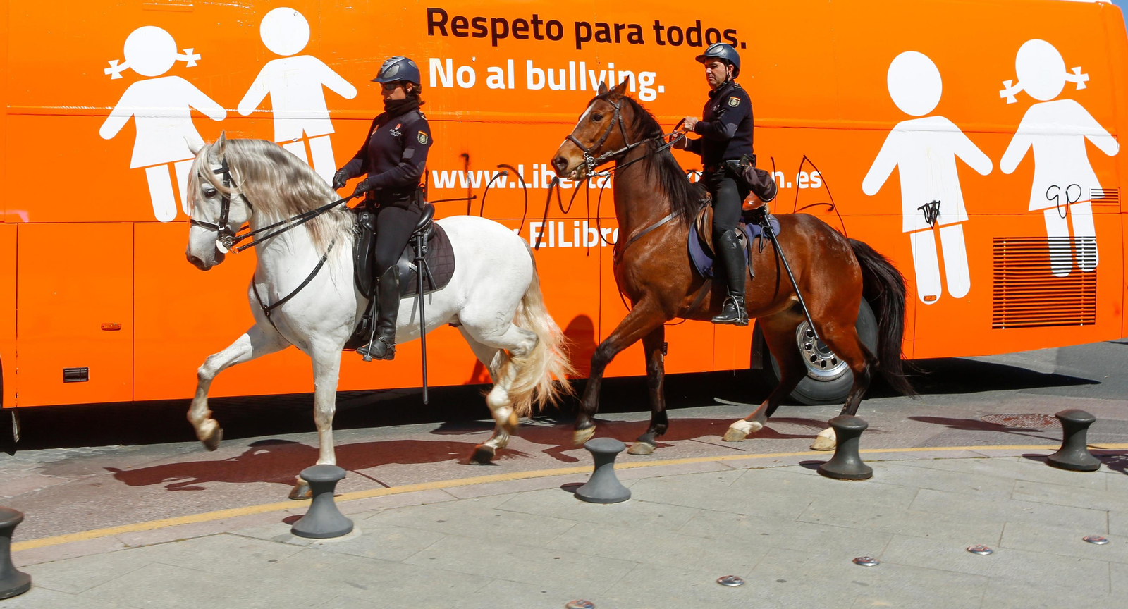 El recibimiento en Sevilla al autobús de Hazte Oír, en imágenes