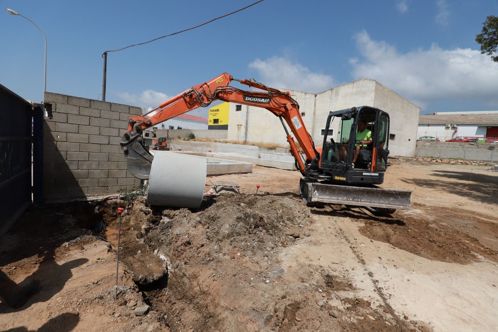 Un operario trabajando en las obras de mejora.