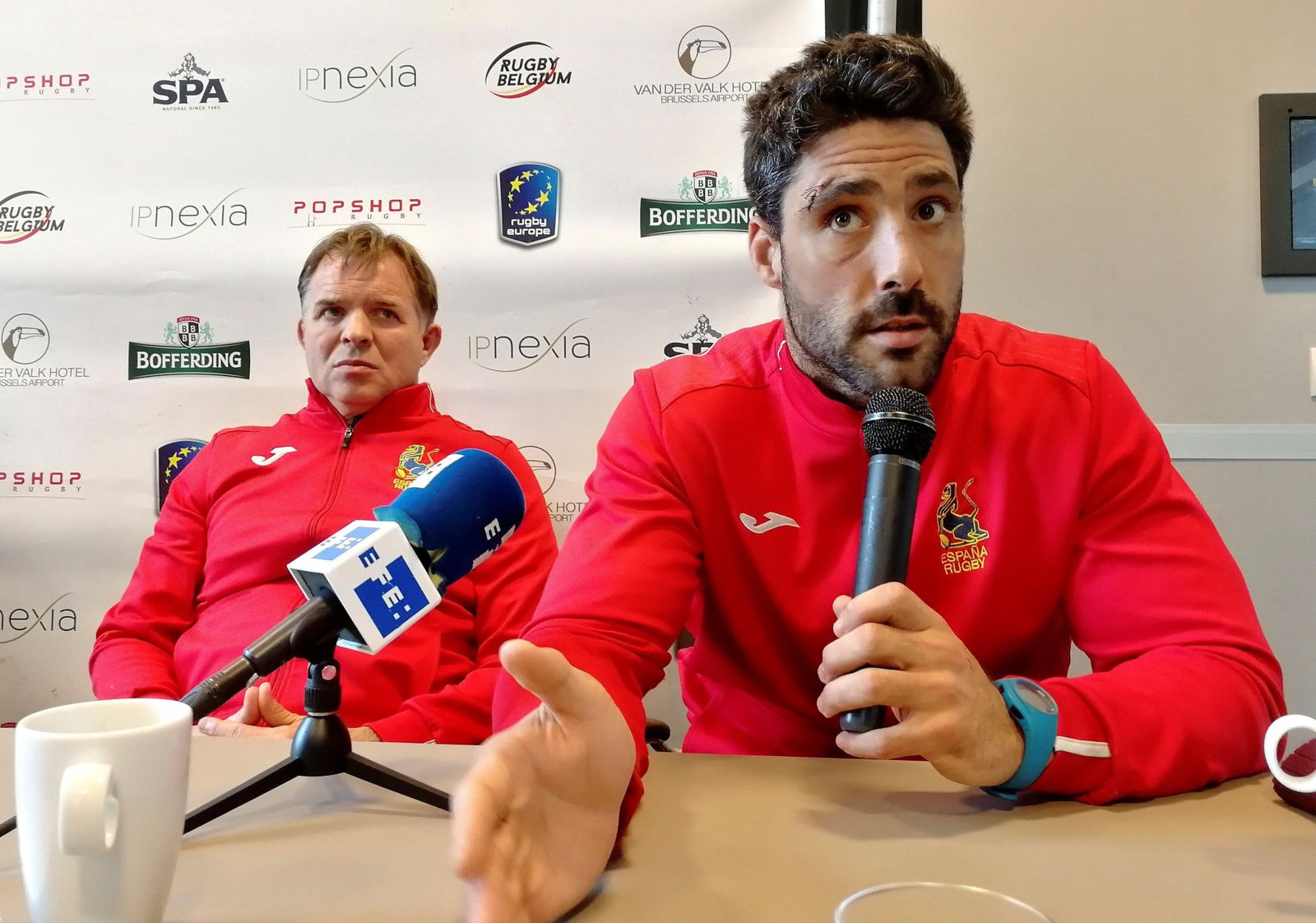 El capitán español, Jaime Nava, y el seleccionador Santiago Santos.