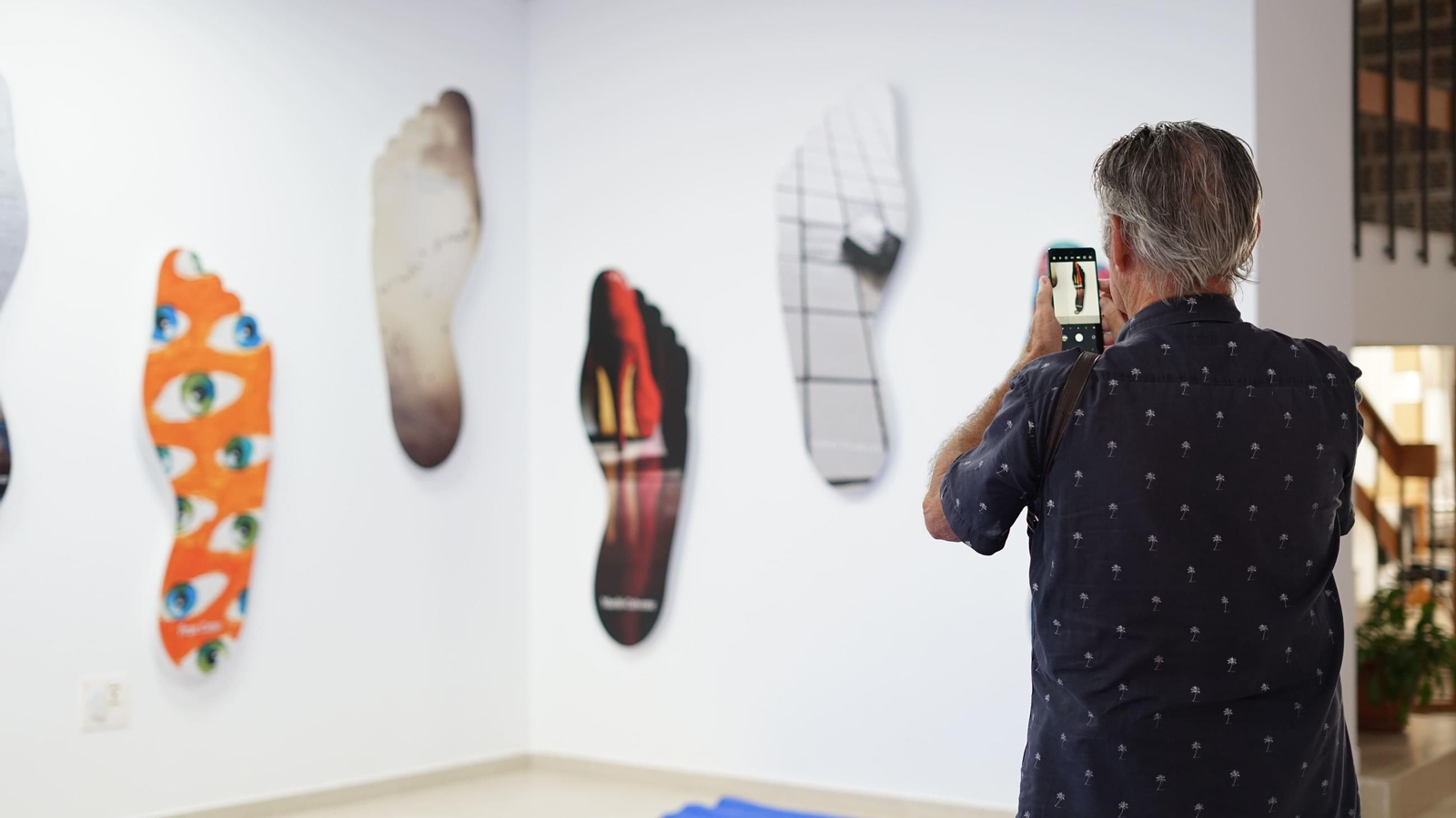 Fotos de la exposición 'Huellas de ida y vuelta' de Márgenes y Vínculos en Tarifa