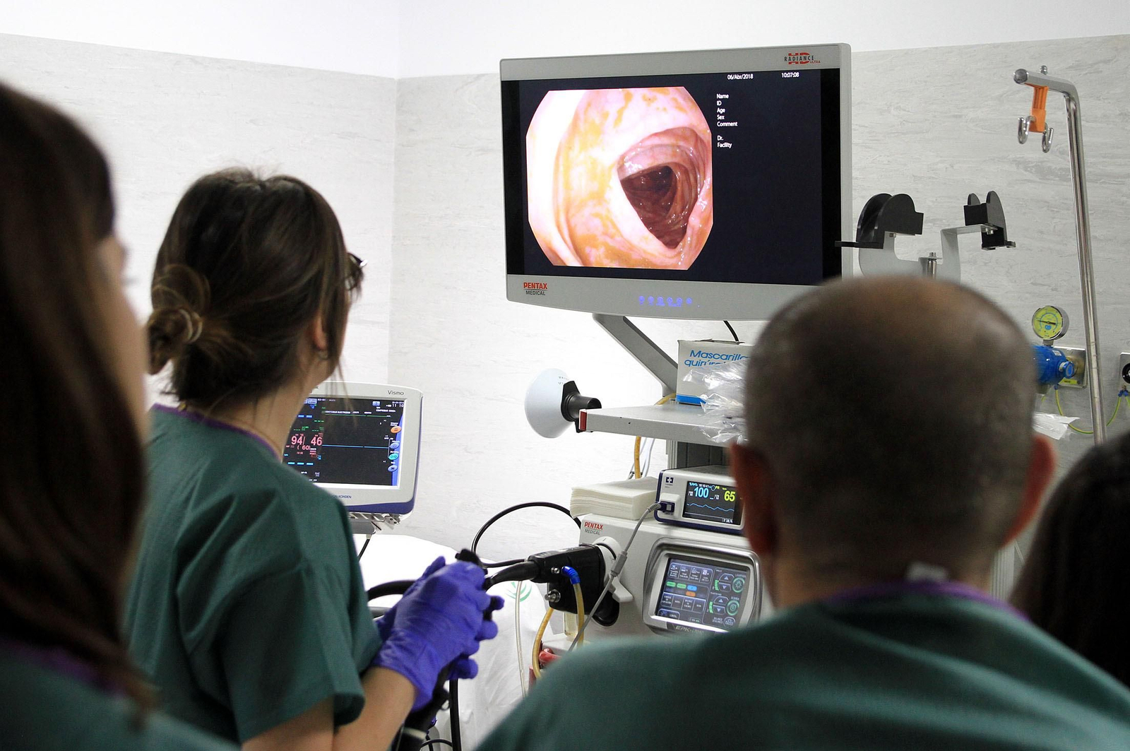Personal sanitaria durante la realización de una endoscopia, en una imagen de archivo.