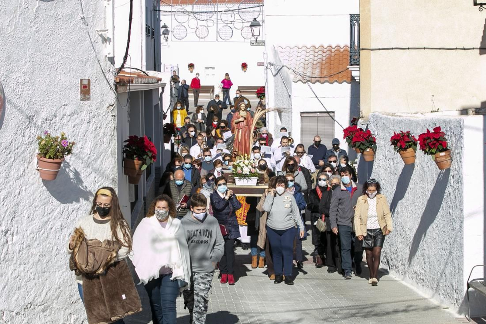 Procesión con la imagen de Santa Lucía.