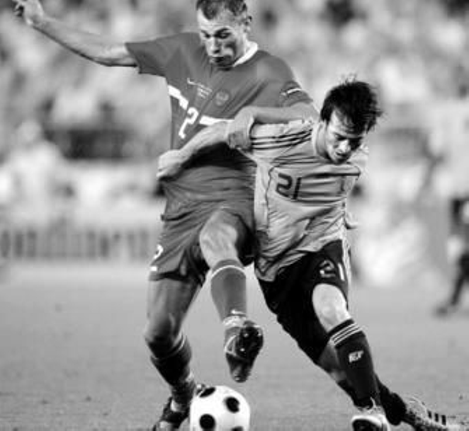 Silva disputa la pelota con el defensa ruso Berezutski.