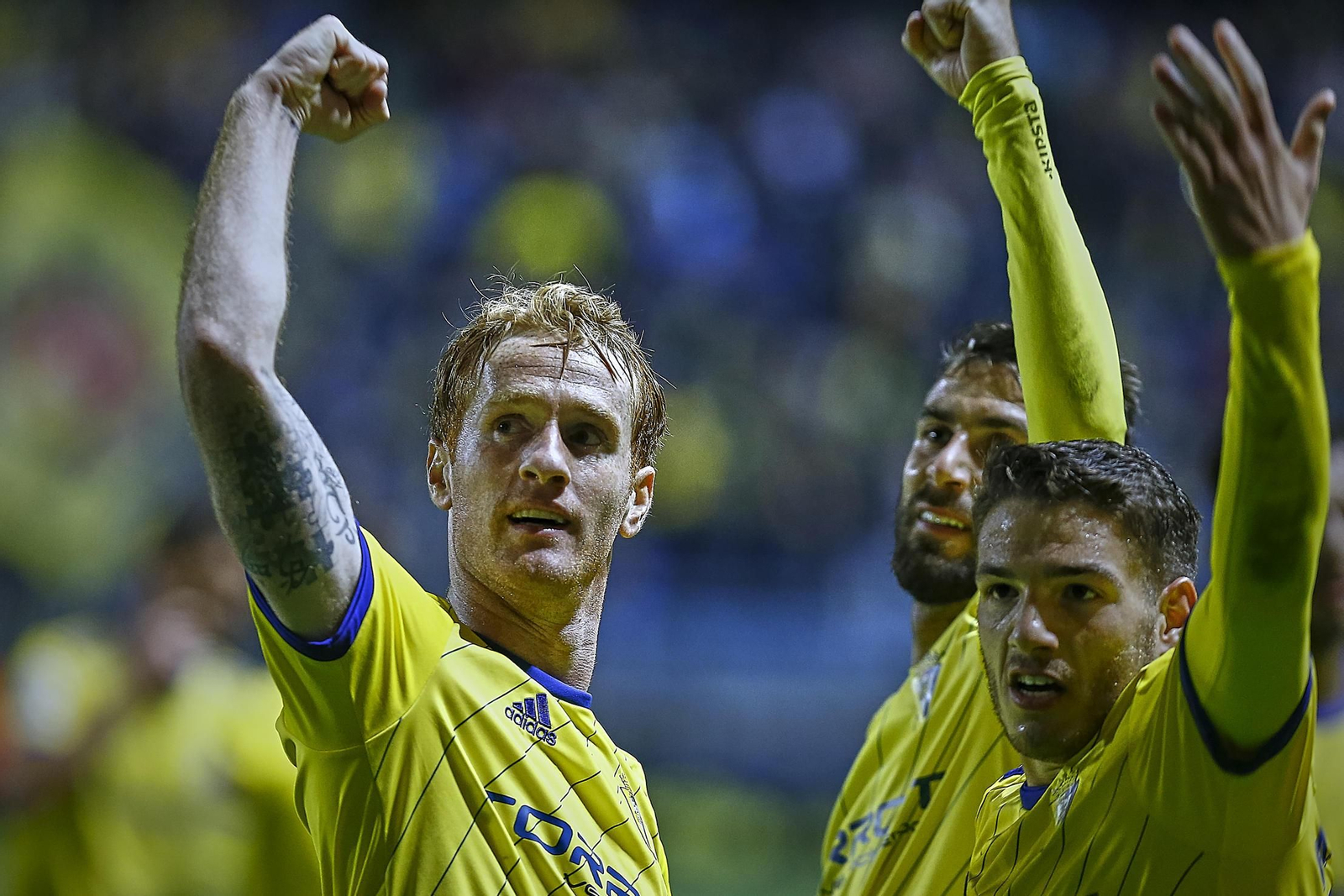 Álex Fernández (i), José Mari y Manu Vallejo celebran una de las victorias del Cádiz en 2018.