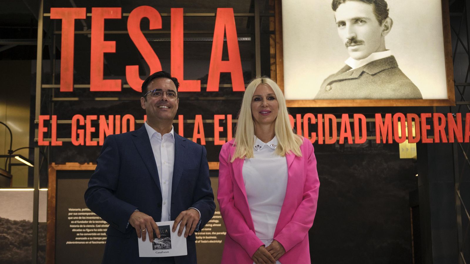 El director de CaixaForum Sevilla, Moisés Roiz, y la directora del Nikola Tesla Museum, Ivona Jevtic, en la presentación de la exposición.
