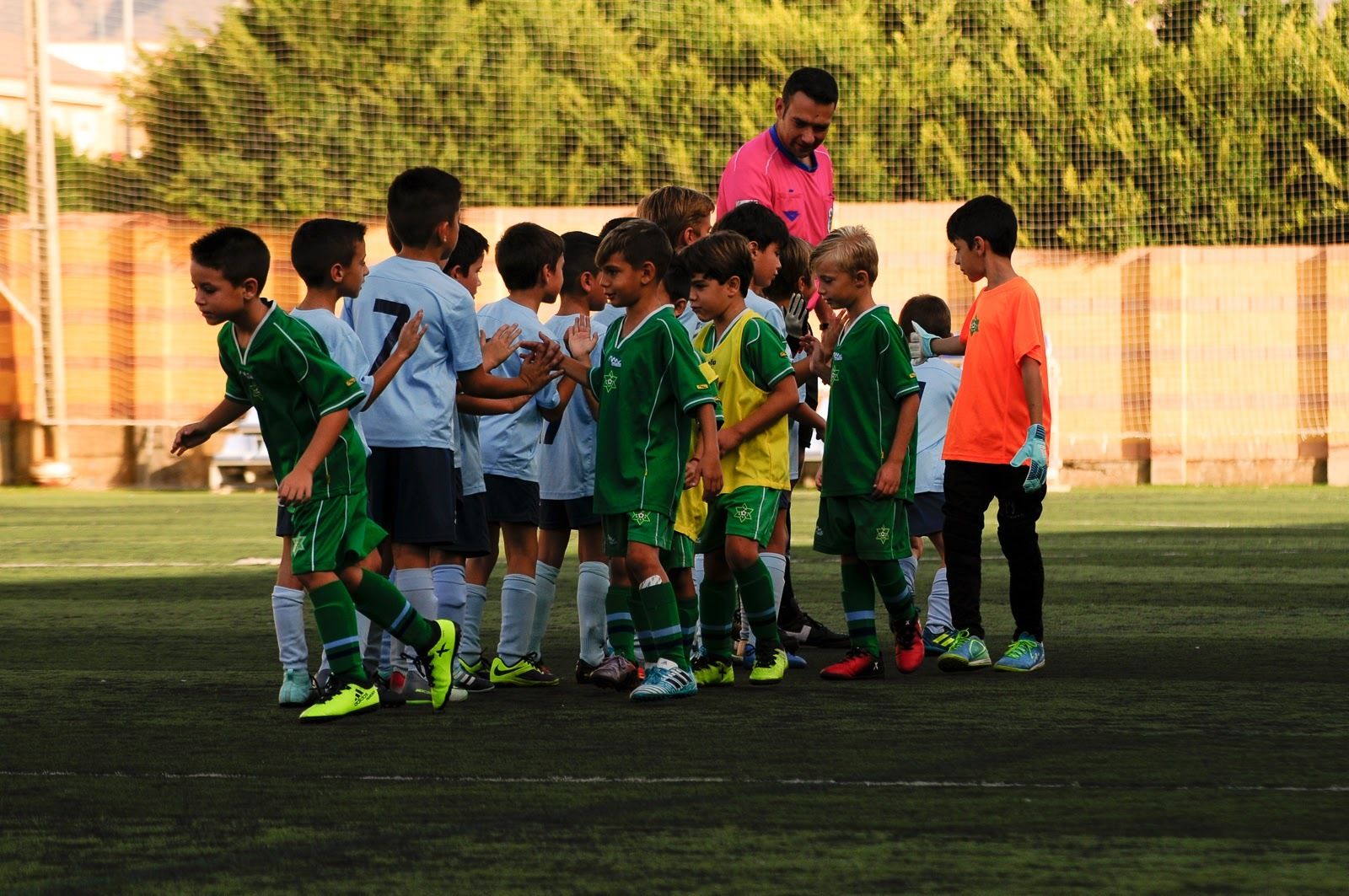 Prebenjamines del Poli El Ejido y Oriente se saludan antes de un partido en el anexo de Santo Domingo