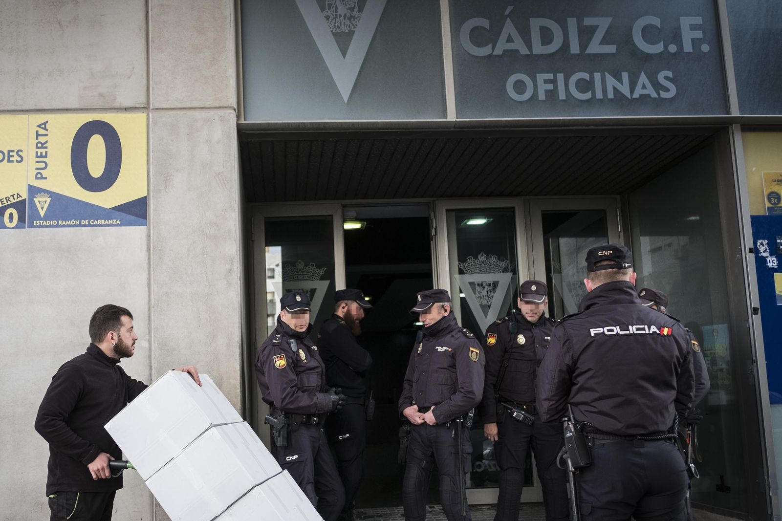 La Policía Nacional, apostada en la entrada de las dependencias del Cádiz en el Ramón de Carranza.