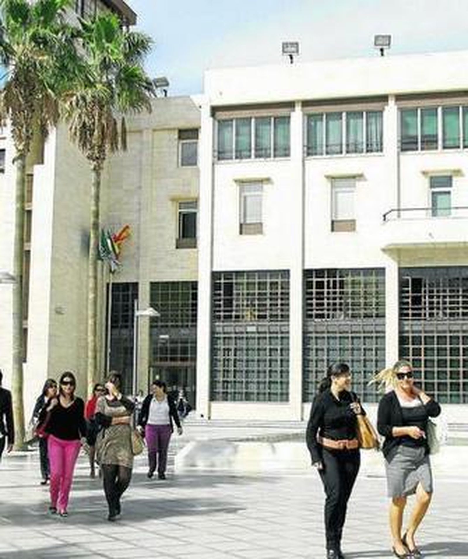 Funcionarios a la salida del Ayuntamiento de El Ejido.