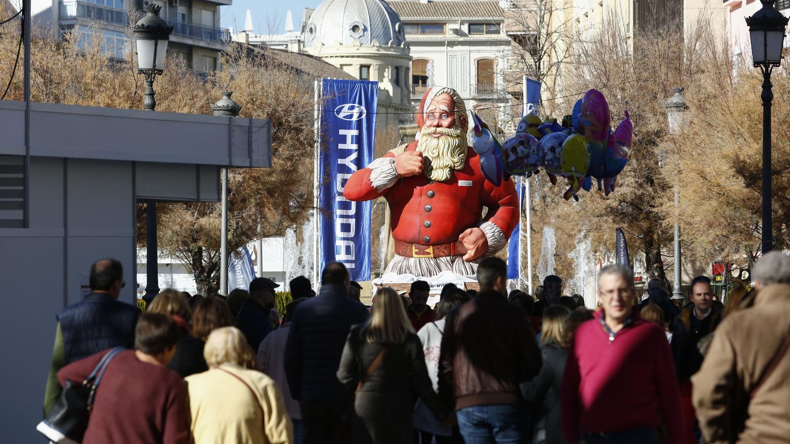 Turistas en el mercadillo navideños de la Fuente de las Batallas