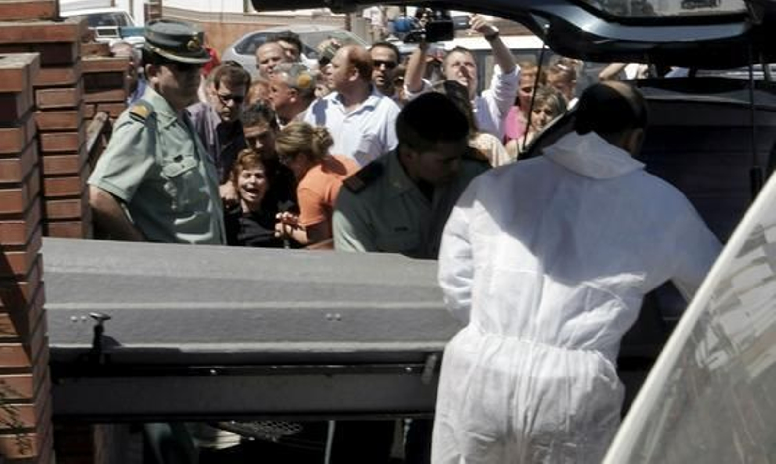 Águeda Molina, madre de Guadalupe, llora rodeada de familiares mientras el cadáver de su hija es introducido en el coche fúnebre.

Foto: B. Vargas / Efe
