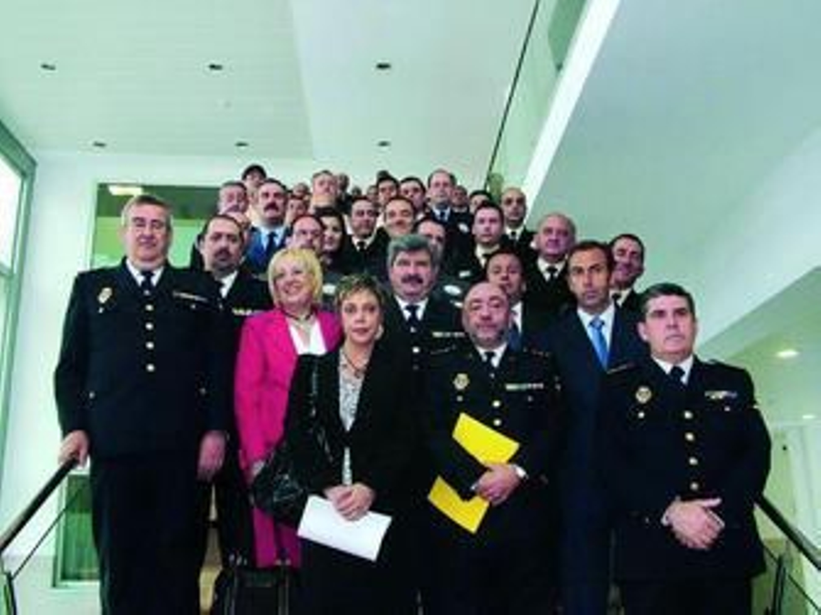 Pedro Luis Mélida, en el centro de la primera fila, junto a algunos de los profesionales distinguidos ayer.