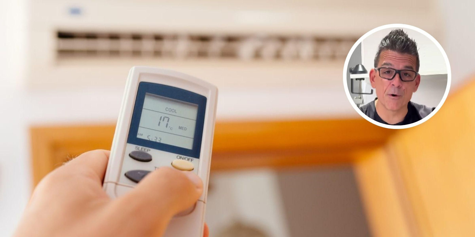 Un electricista estima el coste de usar el aire acondicionado durante un mes con la ayuda de un medidor de consumo.