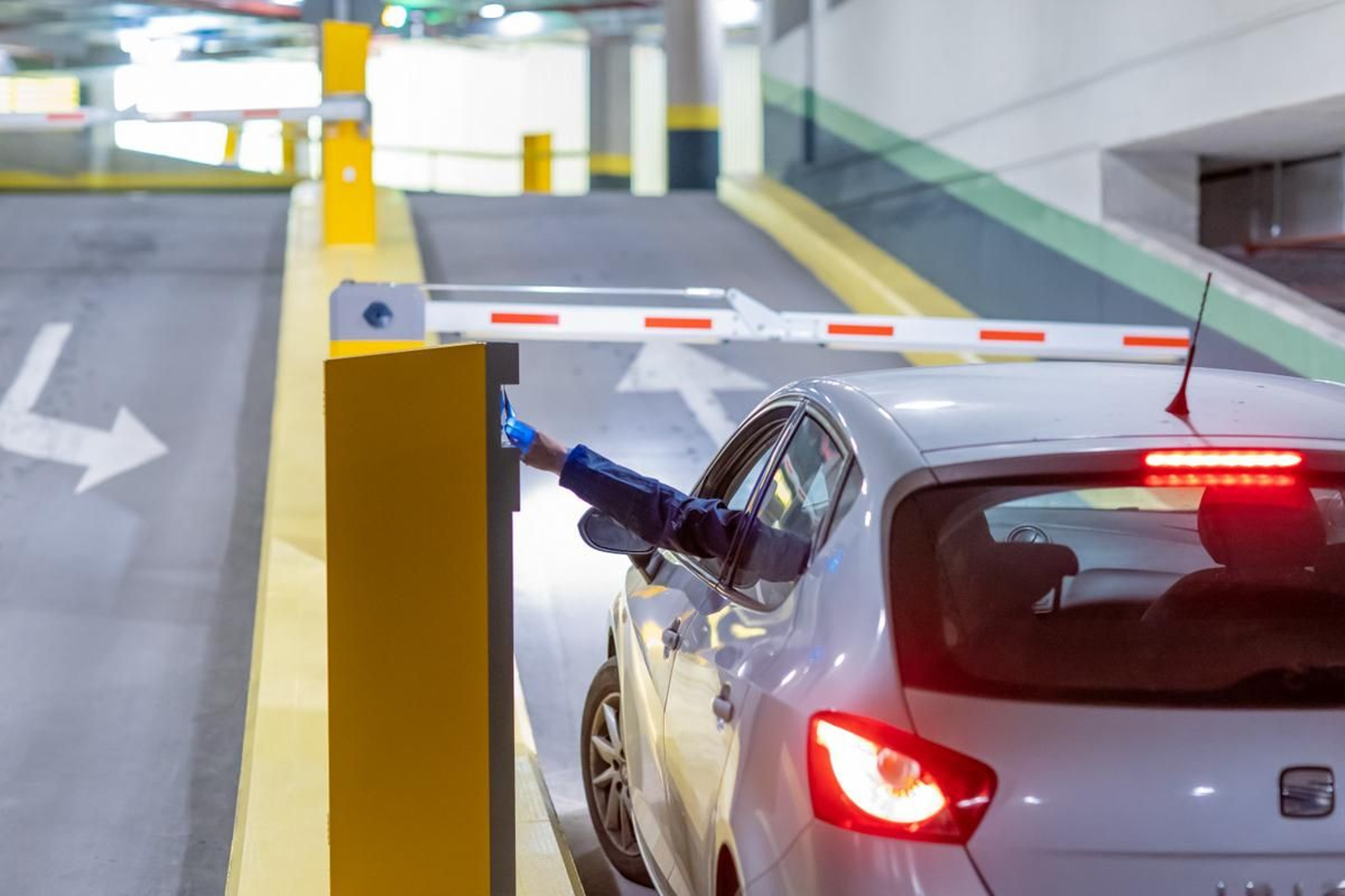 Un parking público de Estepona.