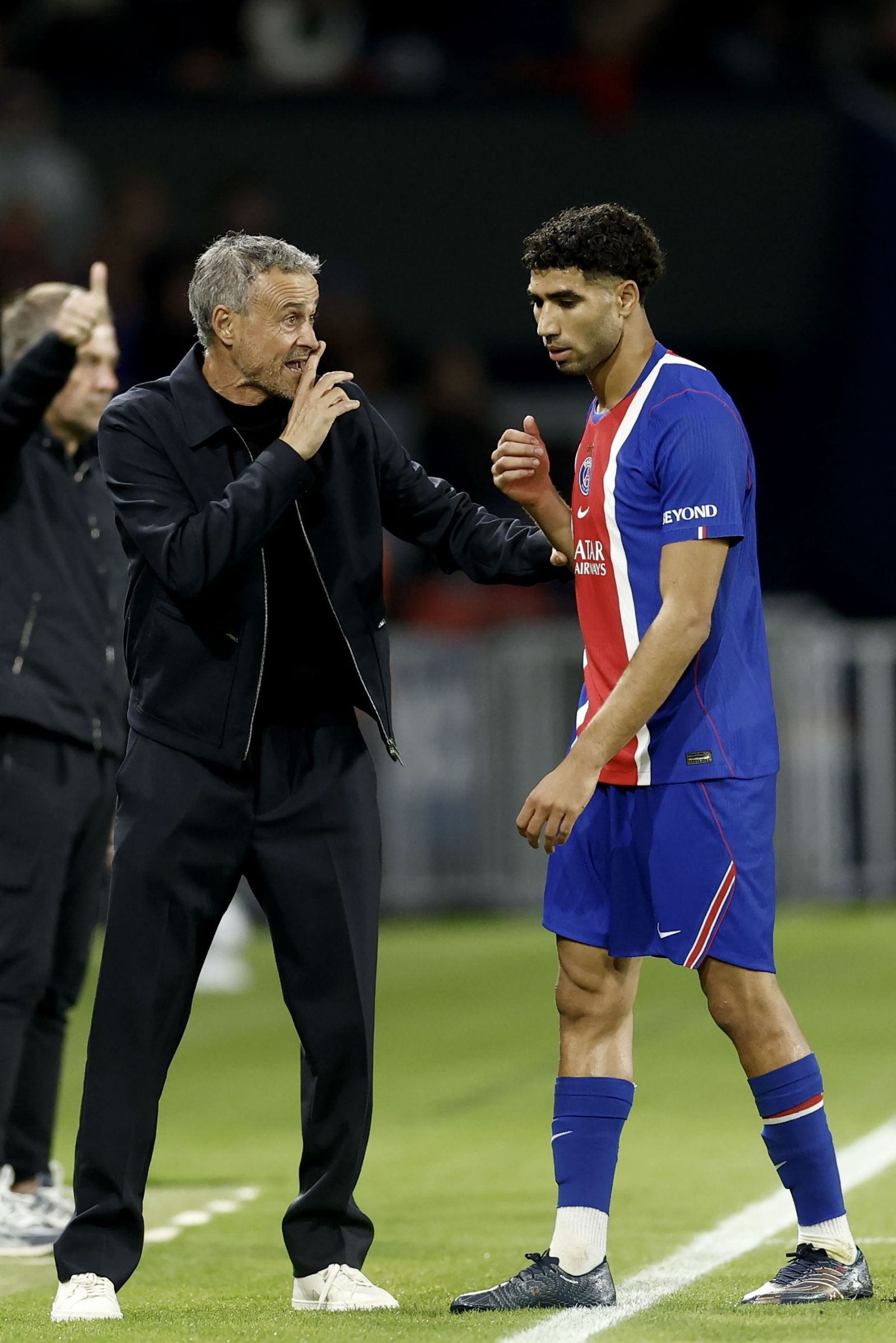 PSG 루이스 엔리케 감독과 아슈라프 하키미가 경기 중 전술에 대해 이야기하는 사진 25