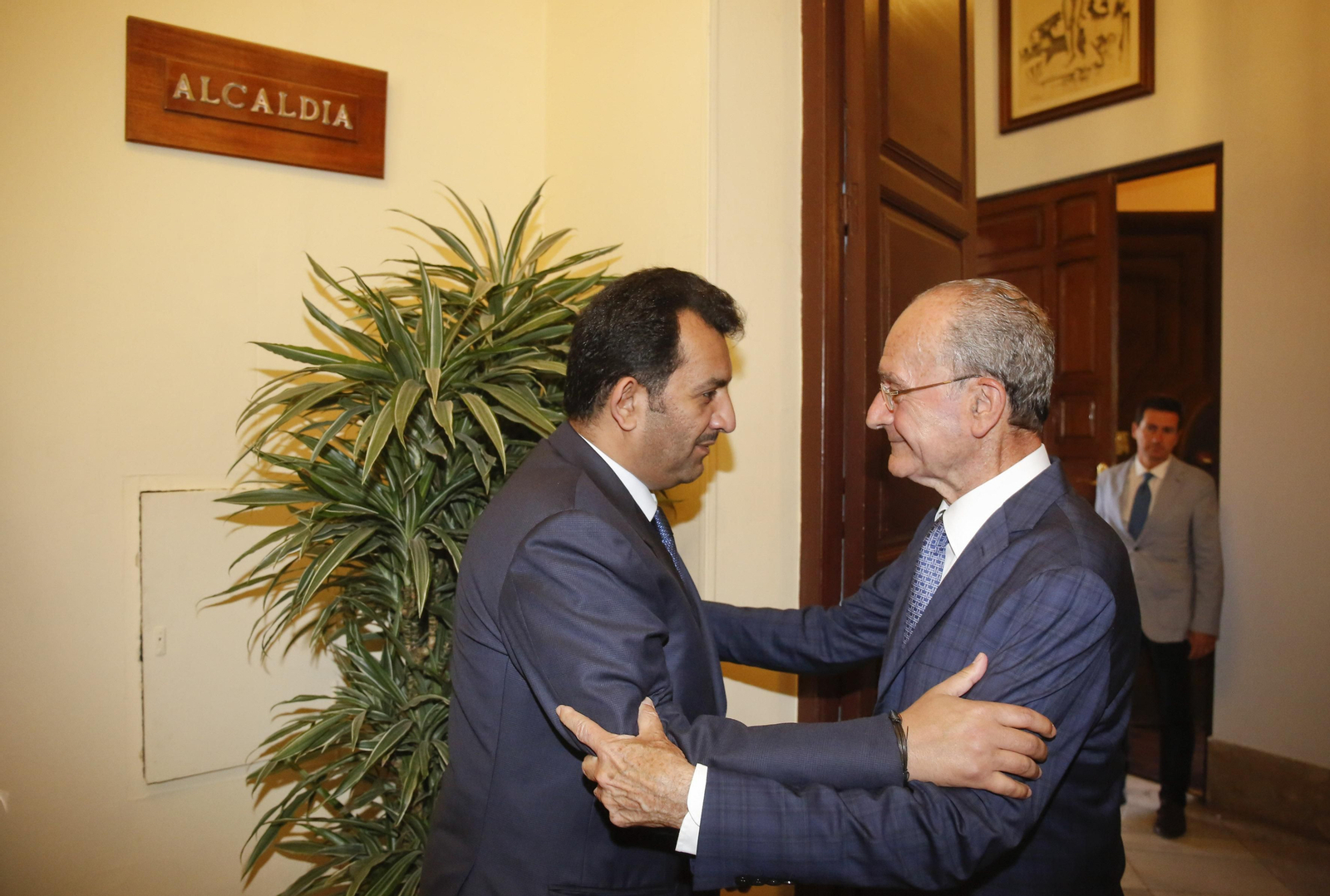 El jeque Al-Thani y el alcalde De la Torre se saludan. El jeque Al-Thani y el alcalde De la Torre se saludan.